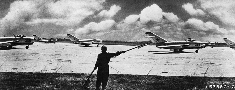 Años 50: Un grupo de MiG-15 soviéticos se prepara para despegar.