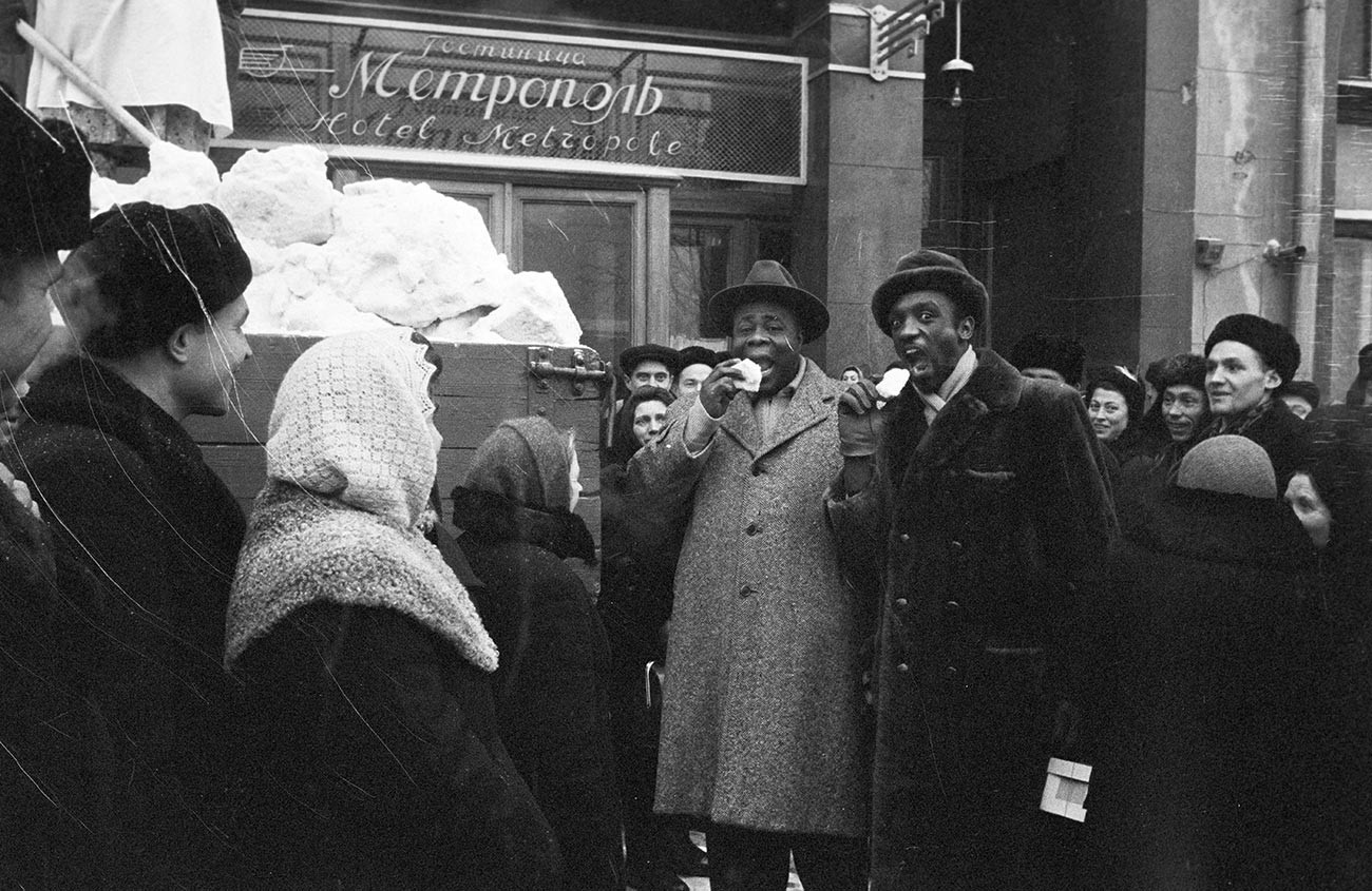 На 20 януари 1956 г. в Москва, Русия, пристига американската театрална трупа с 