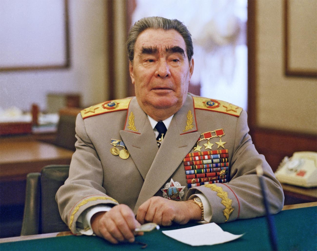 Leonid Brezhnev mengenakan 'Orde Kemenangan'.