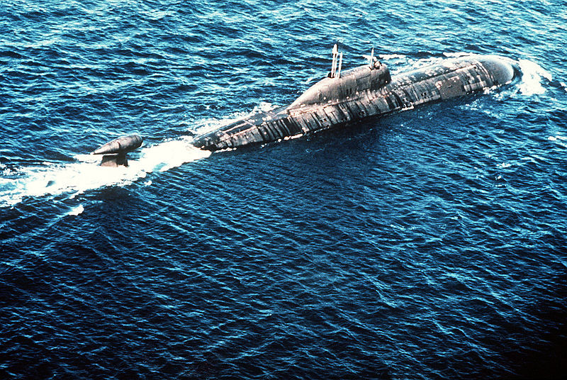 Un submarino clase Akula en ruta.