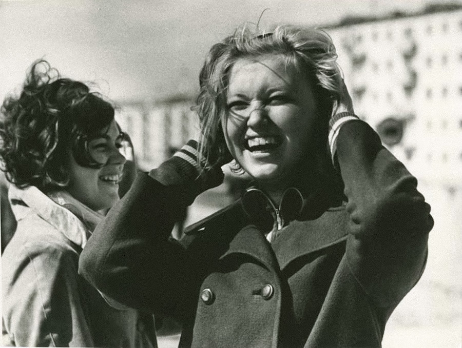 Chicas riéndose, años 70  