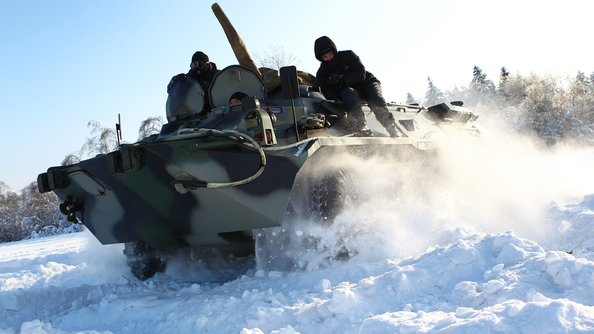 Припадници московског ОМОН-а се обучавају да управљају борбеним оклопним транспортерима на неравном терену.