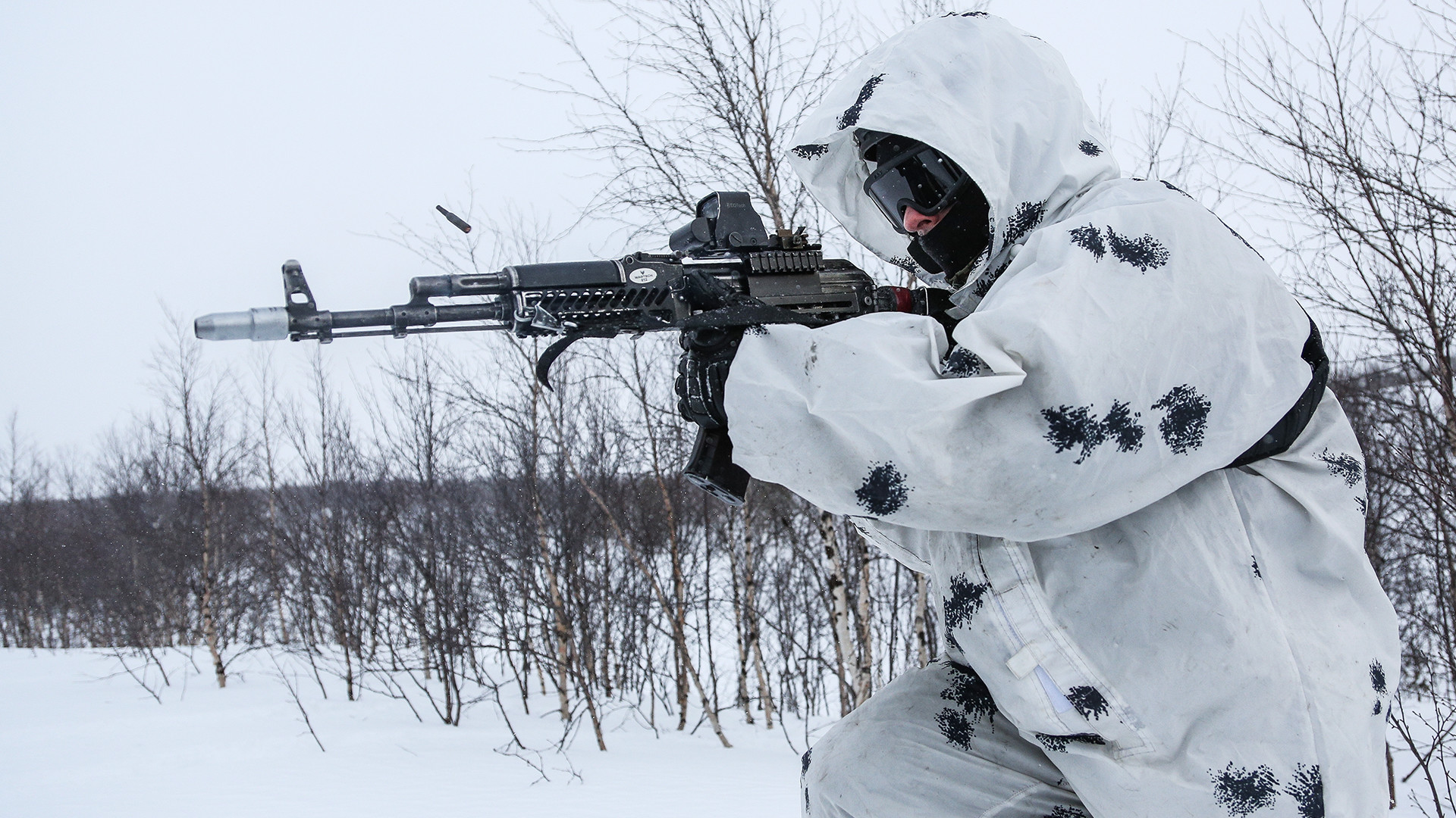 Припадник Специјалног одреда за брзо реаговање „Росомаха“, управе Росгвардије за Мурманску област, на тренингу у арктичким условима.