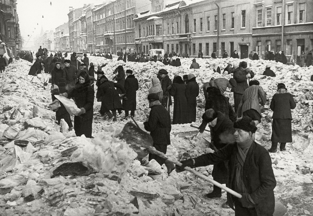 Становници Лењинграда под блокадом чисте  Литејни проспект од снега, 1942. године