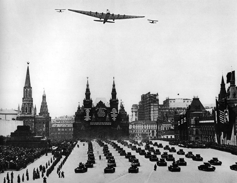 El “Maxim Gorki” sobrevuela la plaza roja en 1935.