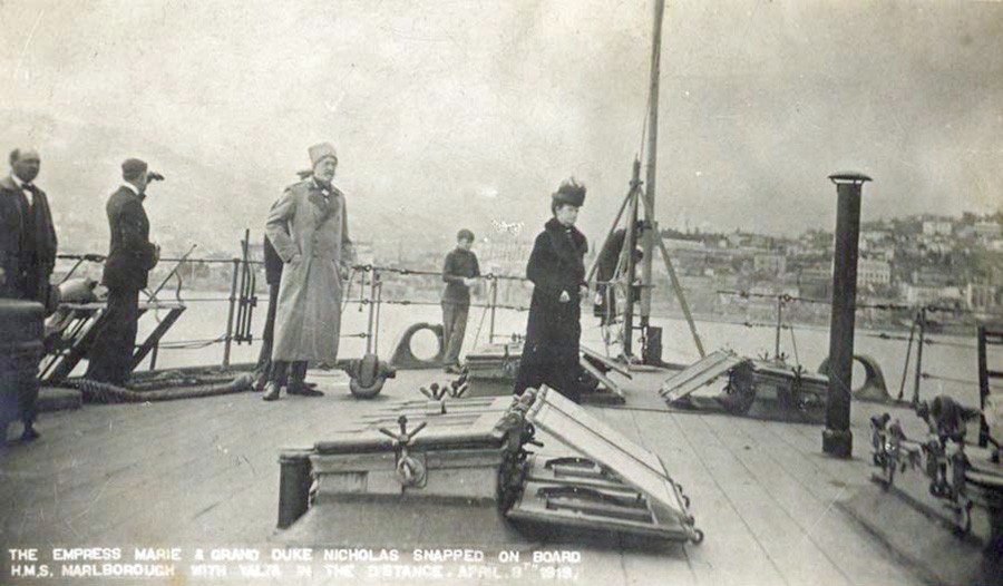 マリア・フョードロヴナとロシア大公ニコライ・ニコラエヴィチは戦艦「マールバラ」の船上でロシアを去る。ヤルタ、1919年4月8日