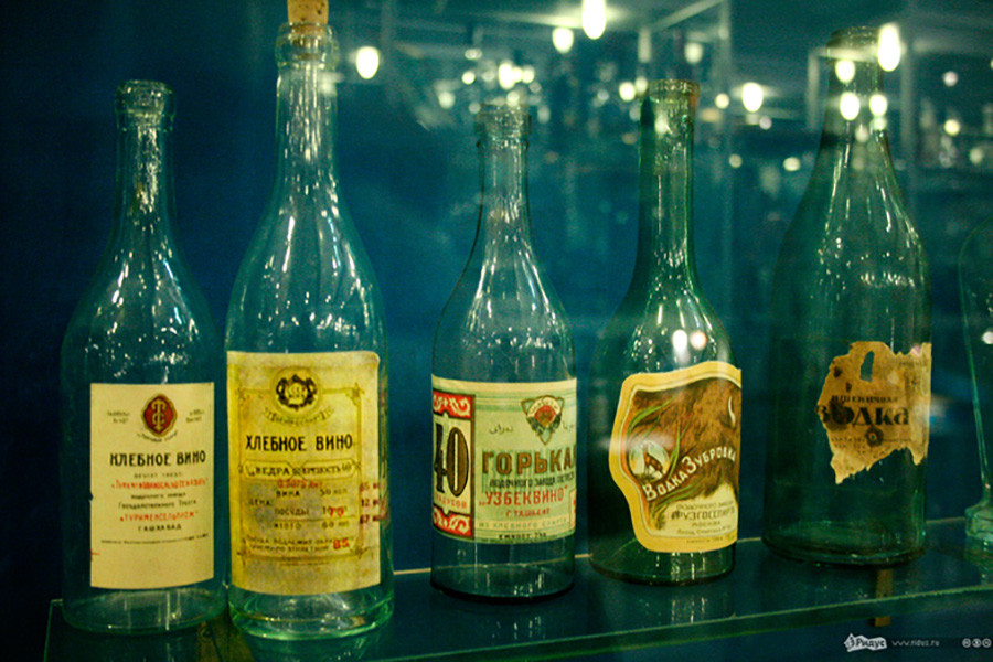 Une bouteille de la première vodka russe (celle du milieu)