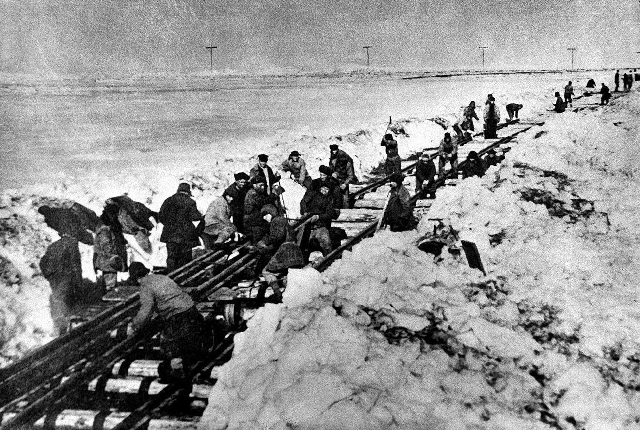 Detenuti del gulag lavorano sulla linea ferroviaria Salekhard-Igarka
