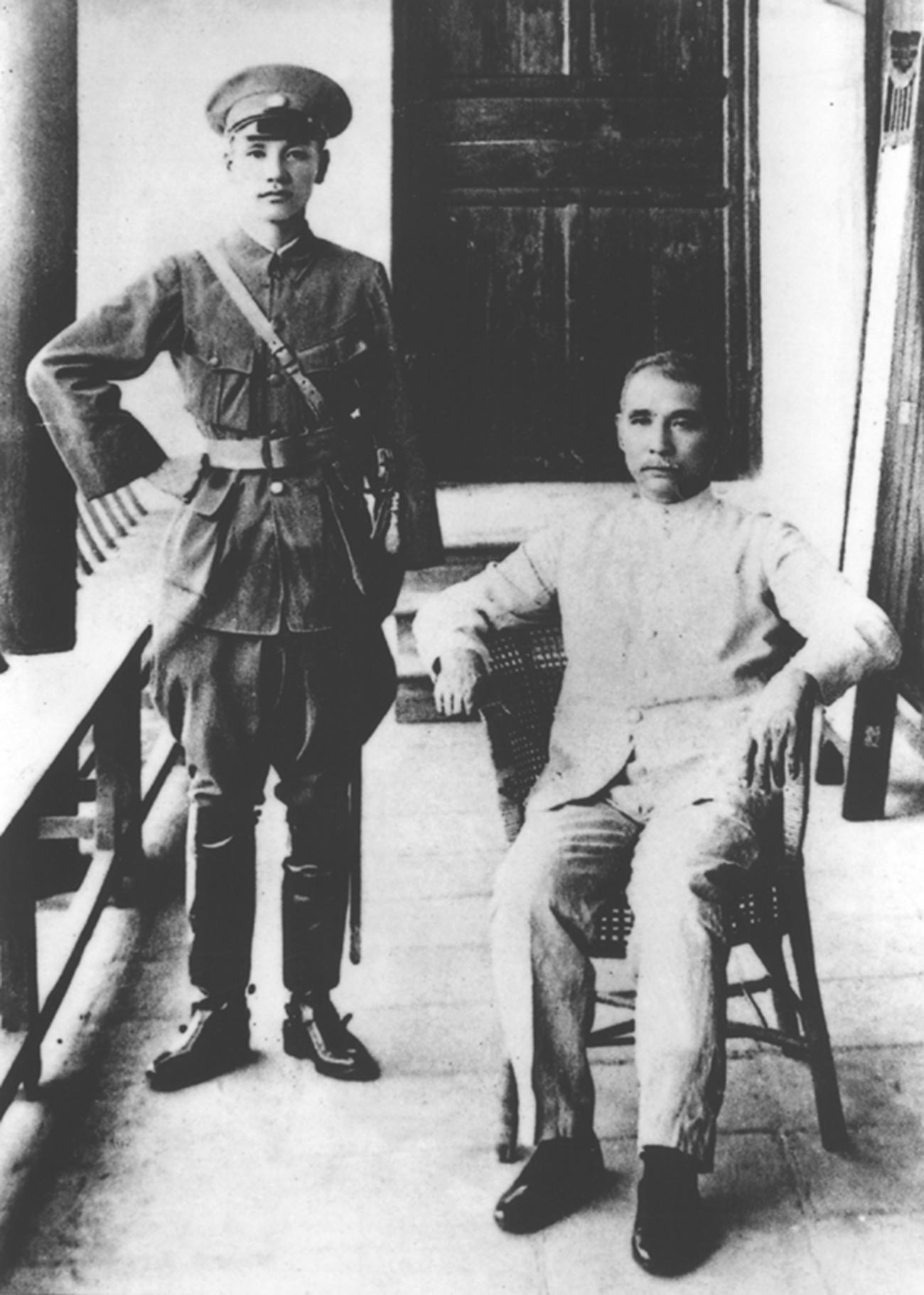 Сун Јат Сен и Чанг Кај Шек 1924. на отварању војне академије.