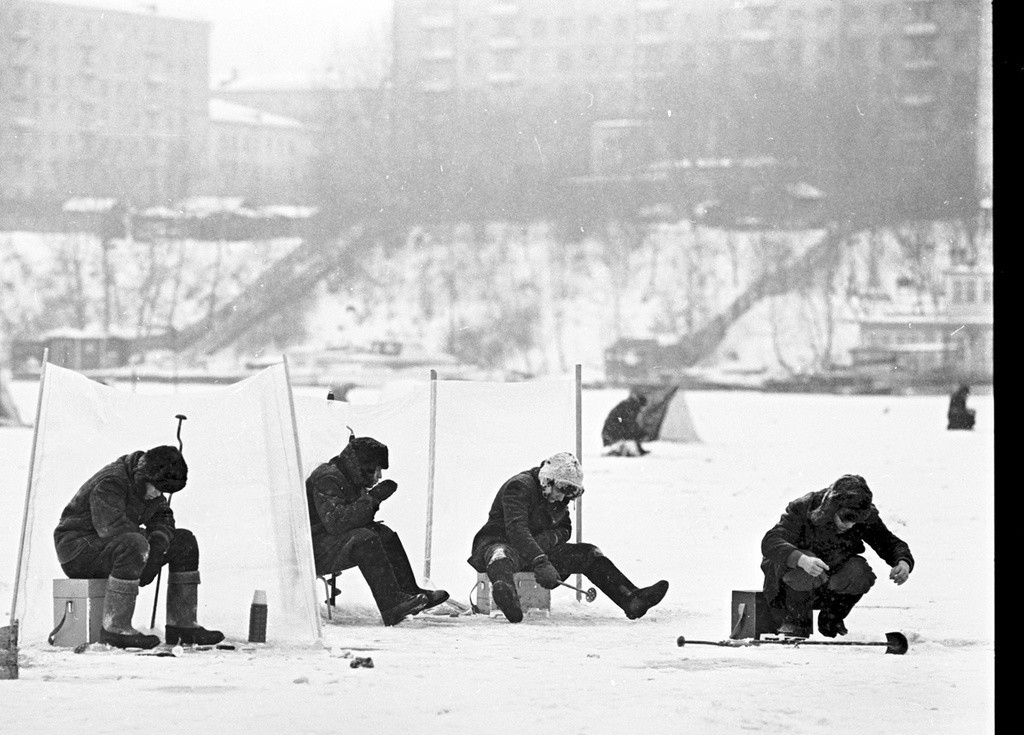 La pesca en hielo en el río Moscú
