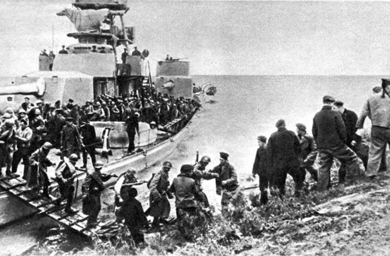 Sovjetske trupe forsiraju rijeku Sungari na Amurskoj flotili.
