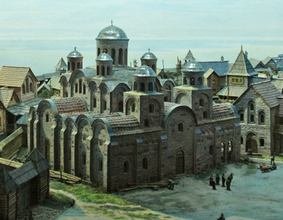 Seperti ini perkiraan bentuk gereja batu Ortodoks pertama 'Desyatynna' yang dibangun di Kievan Rus pada akhir abad ke-10.