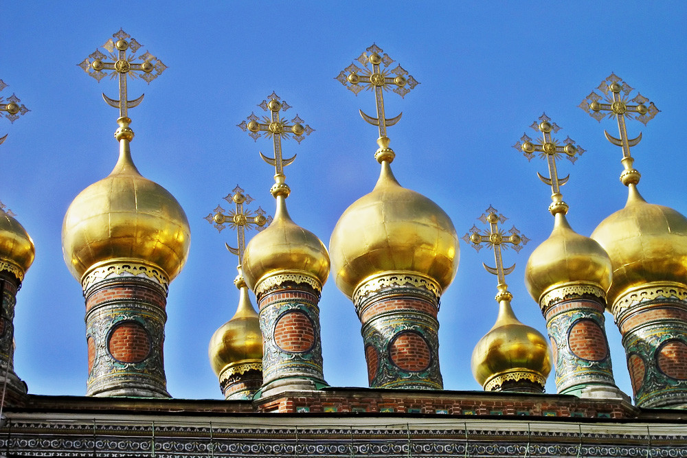 Kubah Katedral Verkhospasskiy di Kremlin Moskow.