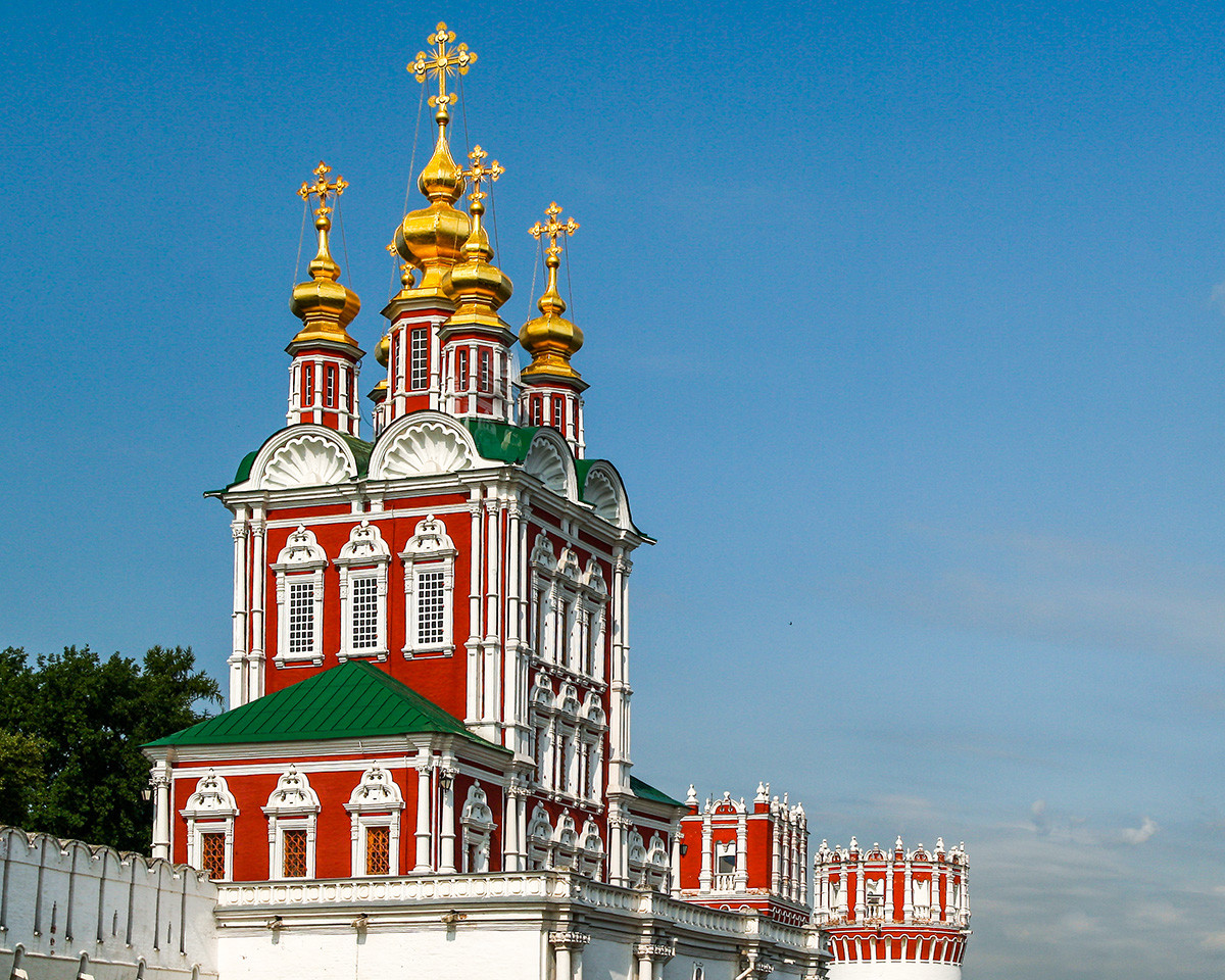 Gerbang Gereja Transfigurasi di Biara Novodevichy dari abad ke-17, di Moskow.