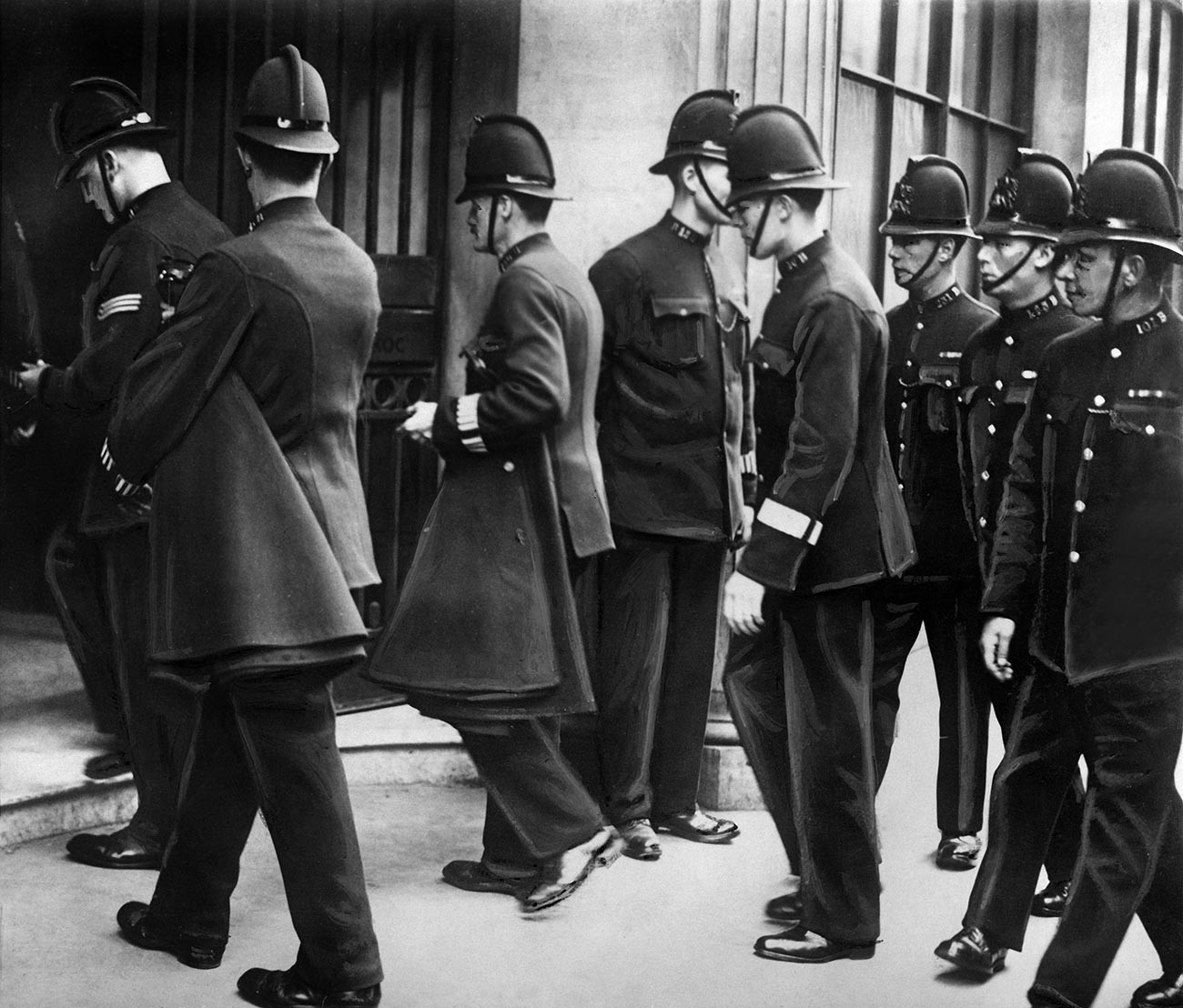 Полицајци влегуваат во ARCOS. Лондон, Велика Британија.