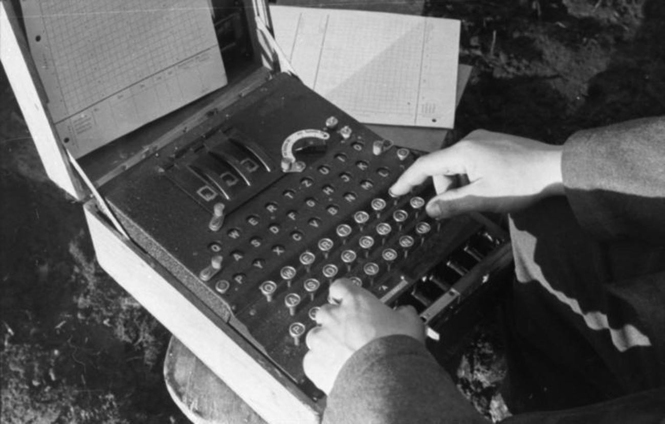Советски радиотелеграфист со „Енигма“, машина за шифрирање радиотелеграфски пораки.
