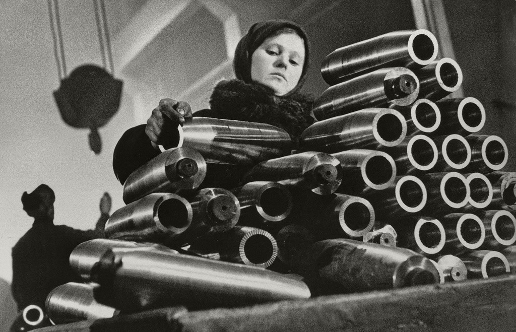 Chica apilando proyectiles en una planta de Leningrado, 1942.

