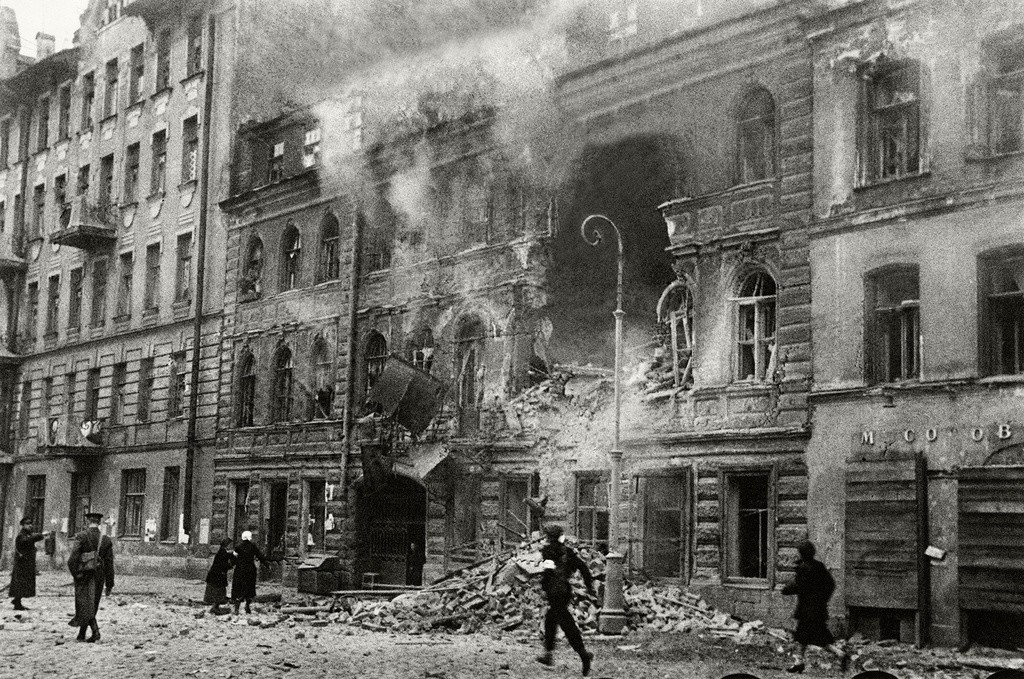 La guerra llega a Leningrado. Bombardeo de la calle Dostoievski, 1941.

