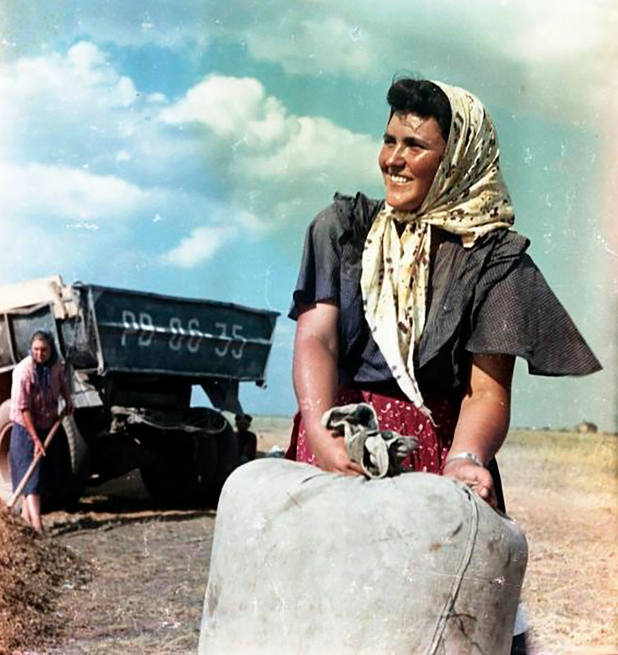 La agricultora Zhenia Alexándrova en la cosecha

