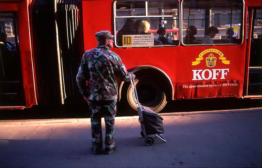 En una parada de autobús, 1995

