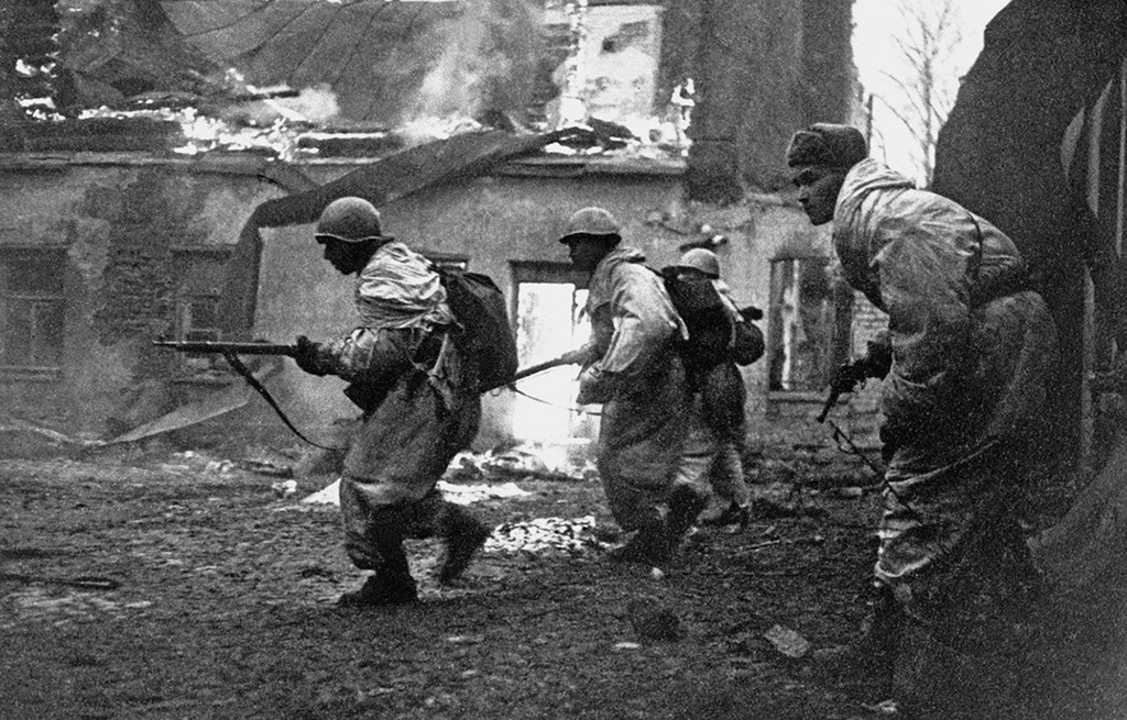 Soldaten der Division von Oberst Schtschelow bekämpfen den Feind am Rande von Gatschina, Leningrader Gebiet, Januar 1944.
