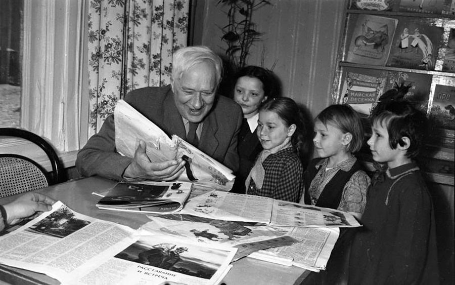Kinderbuchautor Kornei Tschukowski mit jungen Lesern, 1957.