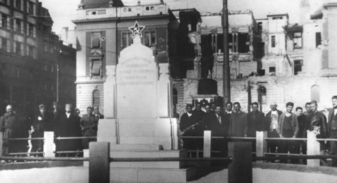 Споменик палим војницима Црвене армије на Тргу републике у Београду, уклоњен после 1948.