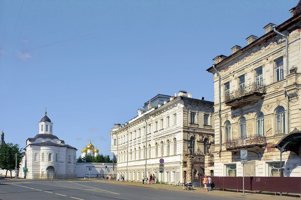 Kostroma. Simanovsky (formerly Epiphany) Street. View toward Smolensk Icon of the Virgin at the Epiphany-St. Anastasia Convent. Right: Tretyakov apt. buildings. August 12, 2017