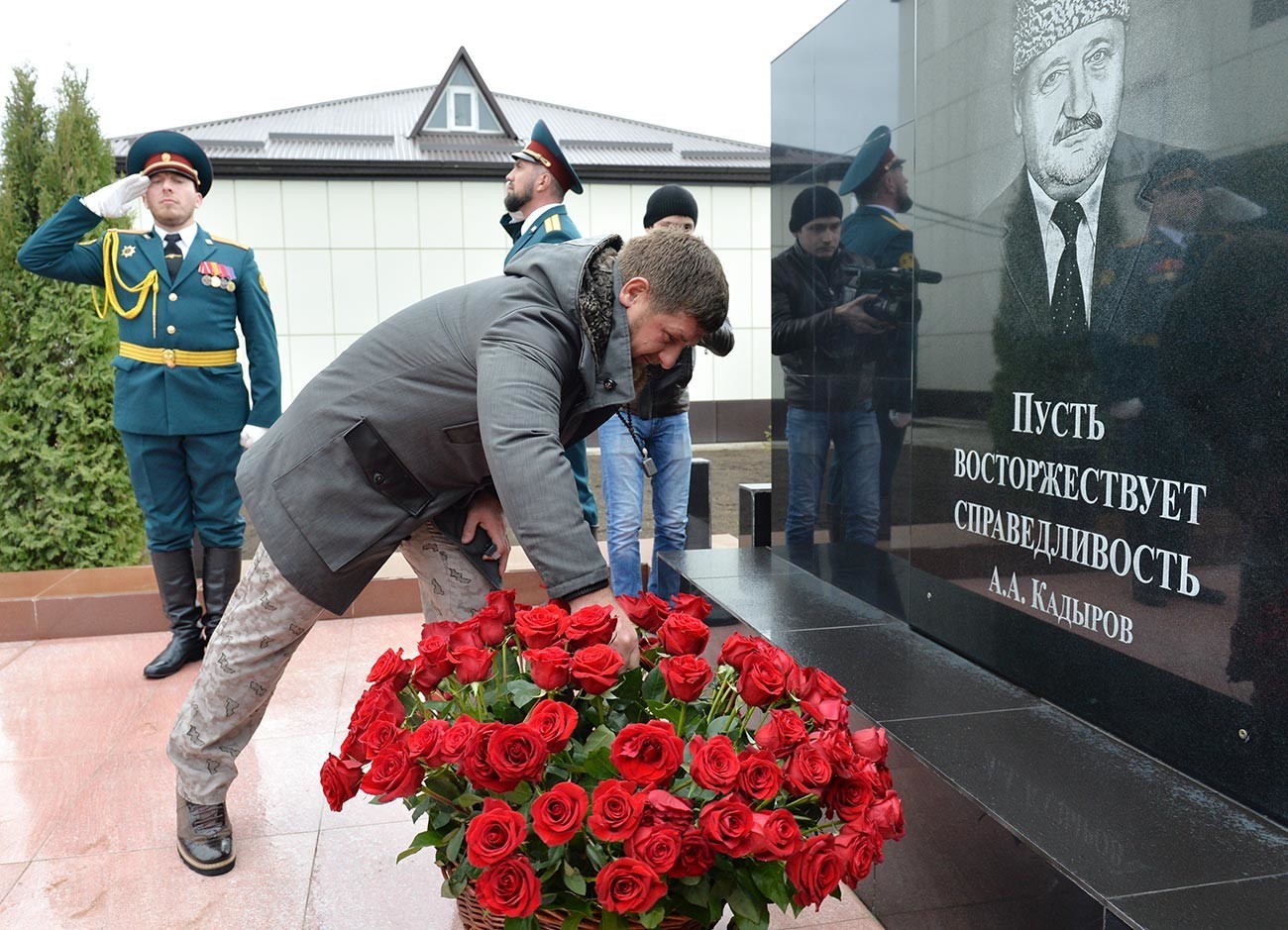 Präsident der russischen Teilrepublik Tschetschenien Ramsan Kadyrow am Denkmal für seinen Vater