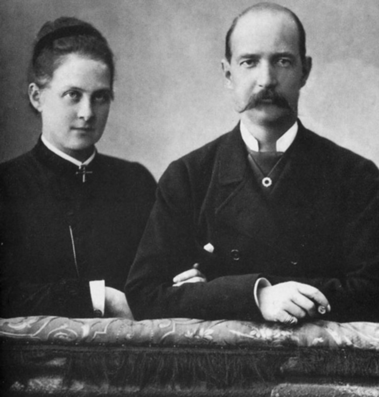 George I of Greece (R) and his wife Olga Konstantinovna (L)