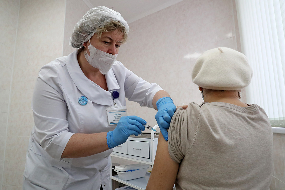 Eine Frau wird in Moskau gegen COVID-19 geimpft.
