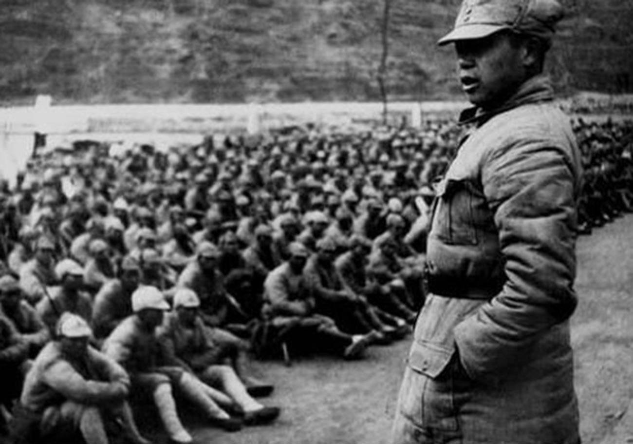 El líder comunista Chen Xilian dirigiéndose a los soldados del Ejército de Liberación del Pueblo Chino en 1940.