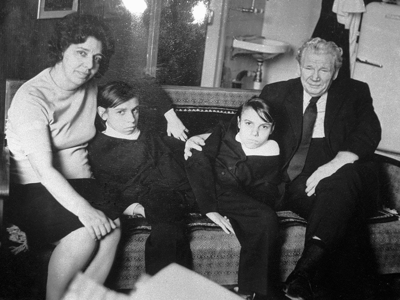 Маша и Даша са професором Анохином и Надеждом Гороховом која им је постала друга мајка