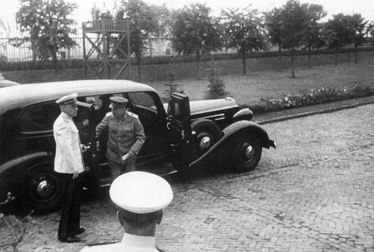 Јосиф Стаљин излази из свог аутомобила (Packard 12 из 1937). Фотографија снимљена крајем 1940-их.