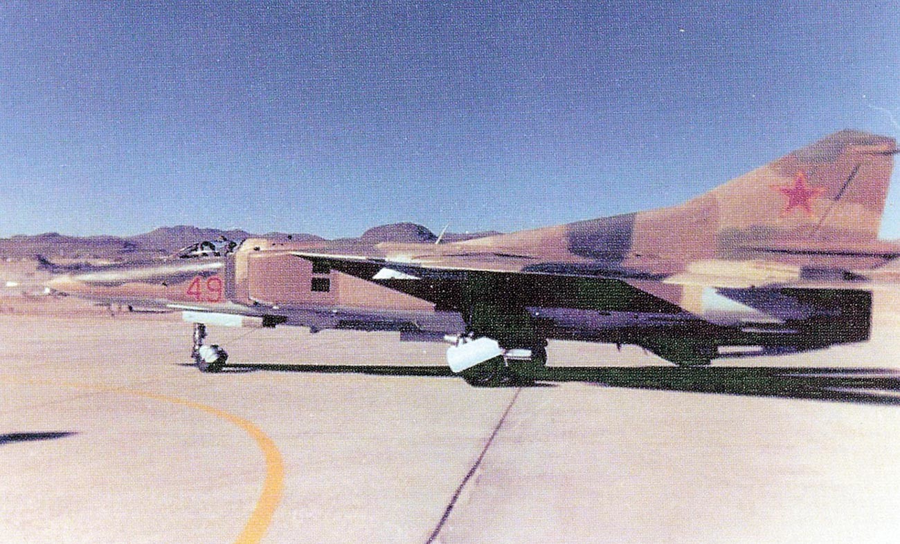 МиГ-23 са ознаком „49“. 4477. ескадрила за тестирање и процену.