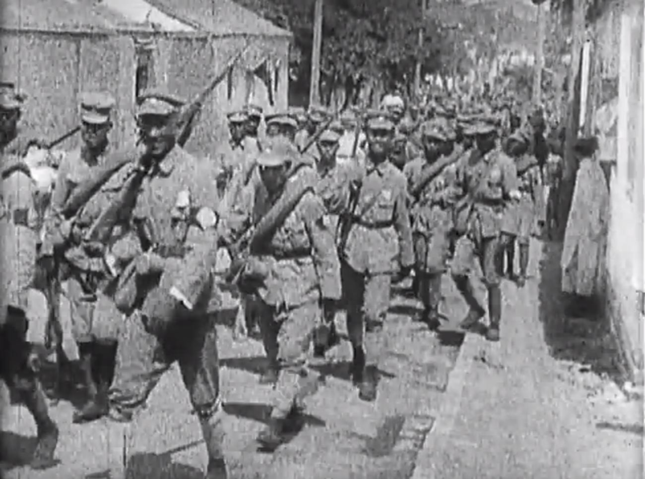 Маршируват войски на Националната революционна армия.