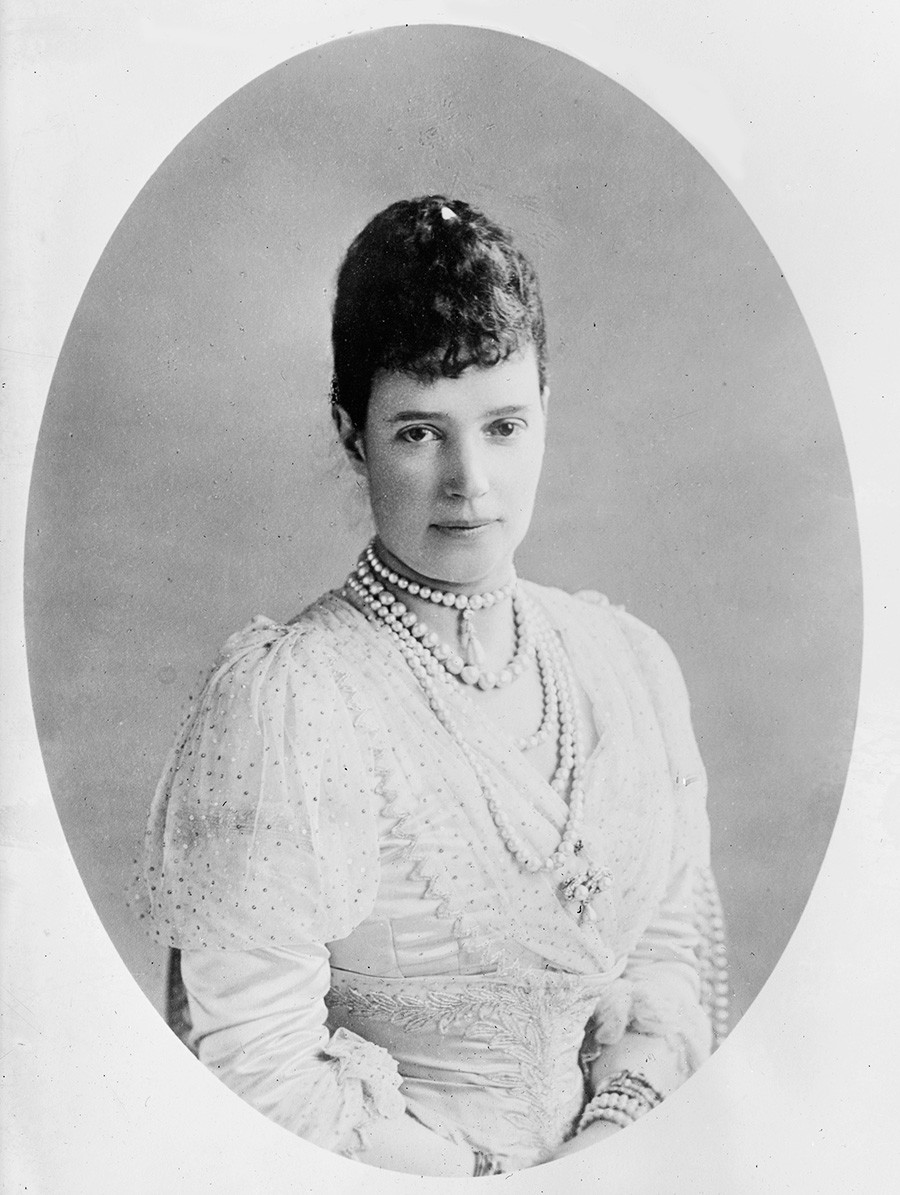 Janda Permaisuri Maria Fyodorovna dari Rusia, 1911. Adik perempuan Alexandra, Permaisuri Raja Edward VII dari Inggris, Dagmar dari Denmark (1847—1928) menikah dengan calon Kaisar Aleksandr III, 9 November 1866.