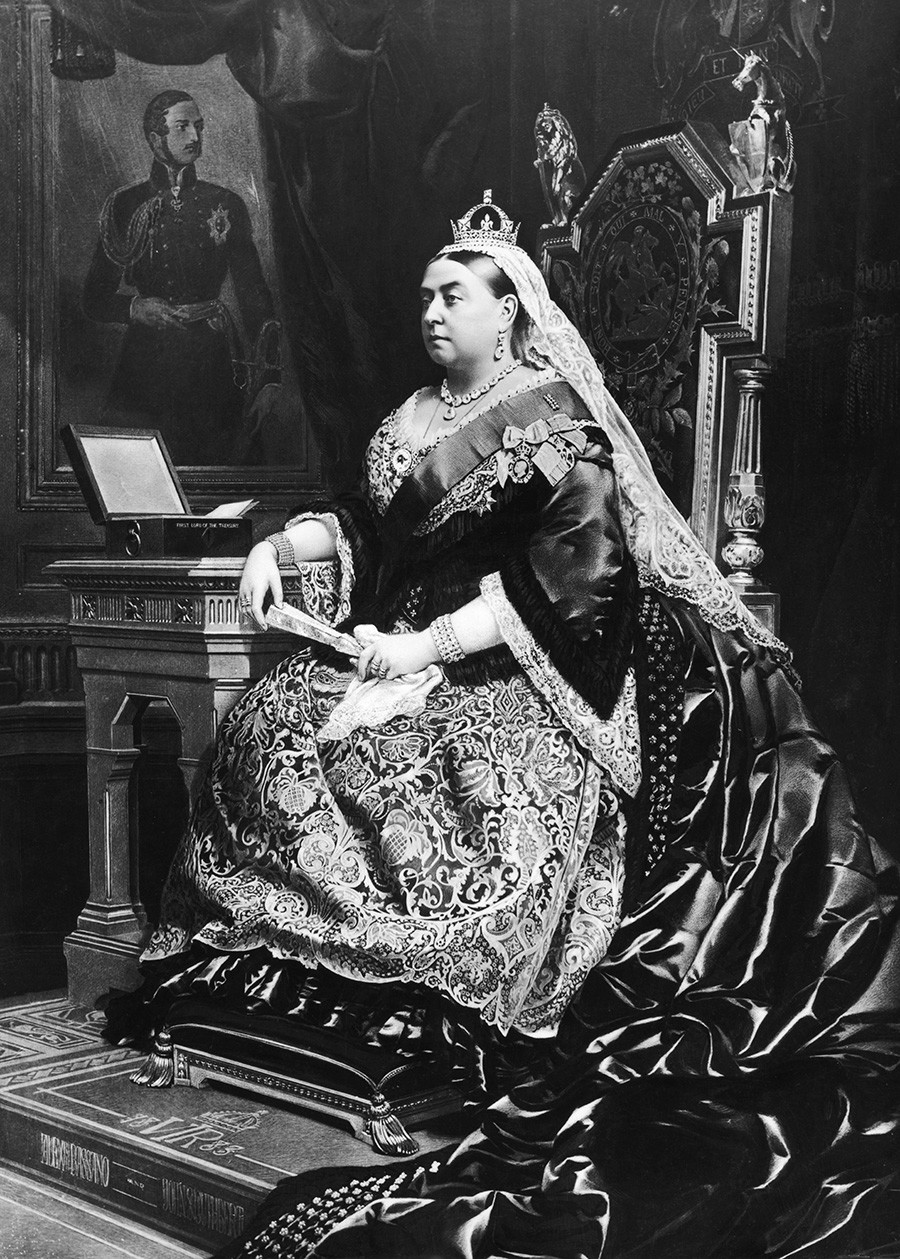 Lukisan Ratu Victoria, 1883 (1819—1901), diambil dari foto tahun 1882 oleh Alexander Bassano. Di belakang ratu adalah potret mendiang suaminya, Pangeran Albert, yang digambar oleh seniman Jerman Franz Xaver Winterhalter.