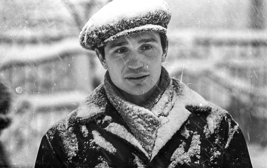 Ein junger Mann bedeckt vom Schnee
