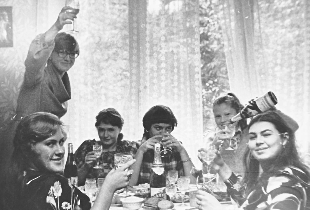 Mujeres celebran el cumpleaños de su amigo en 1979.

