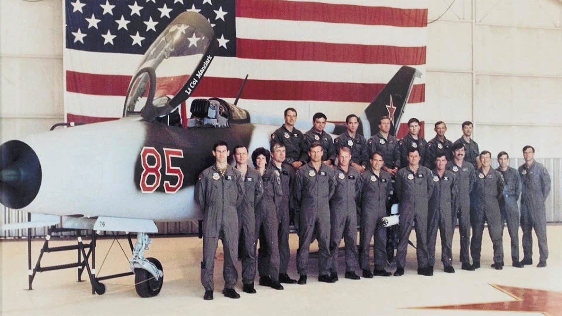 Membres des Red Eagles devant un MiG-21