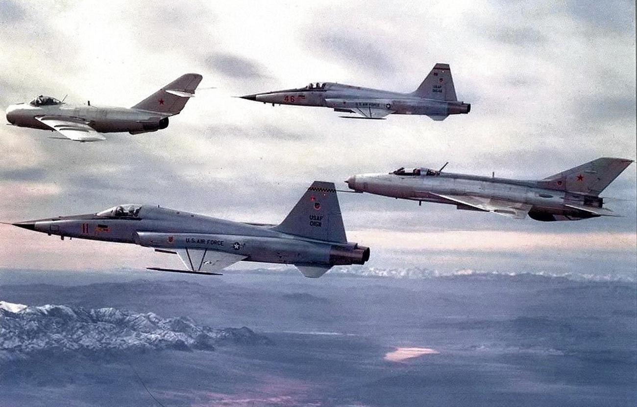Un F-5E de la Force aérienne des États-Unis volant avec un MiG-17 et un MiG-21 soviétiques du 4477e escadron de test et d'évaluation