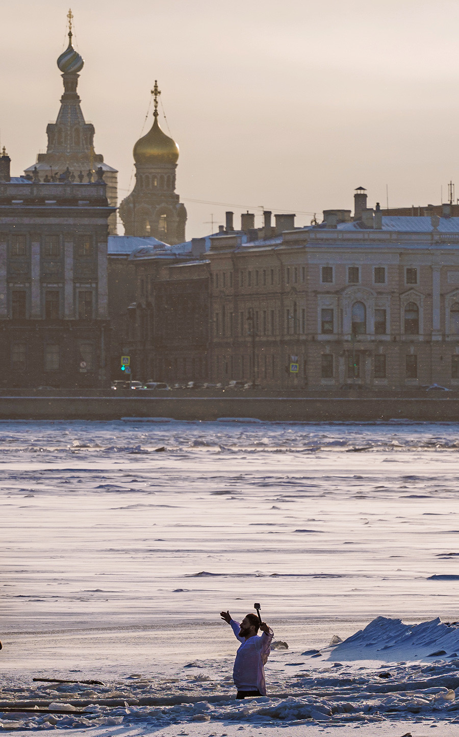 Un homme plonge dans l'eau au centre de Saint-Pétersbourg.

