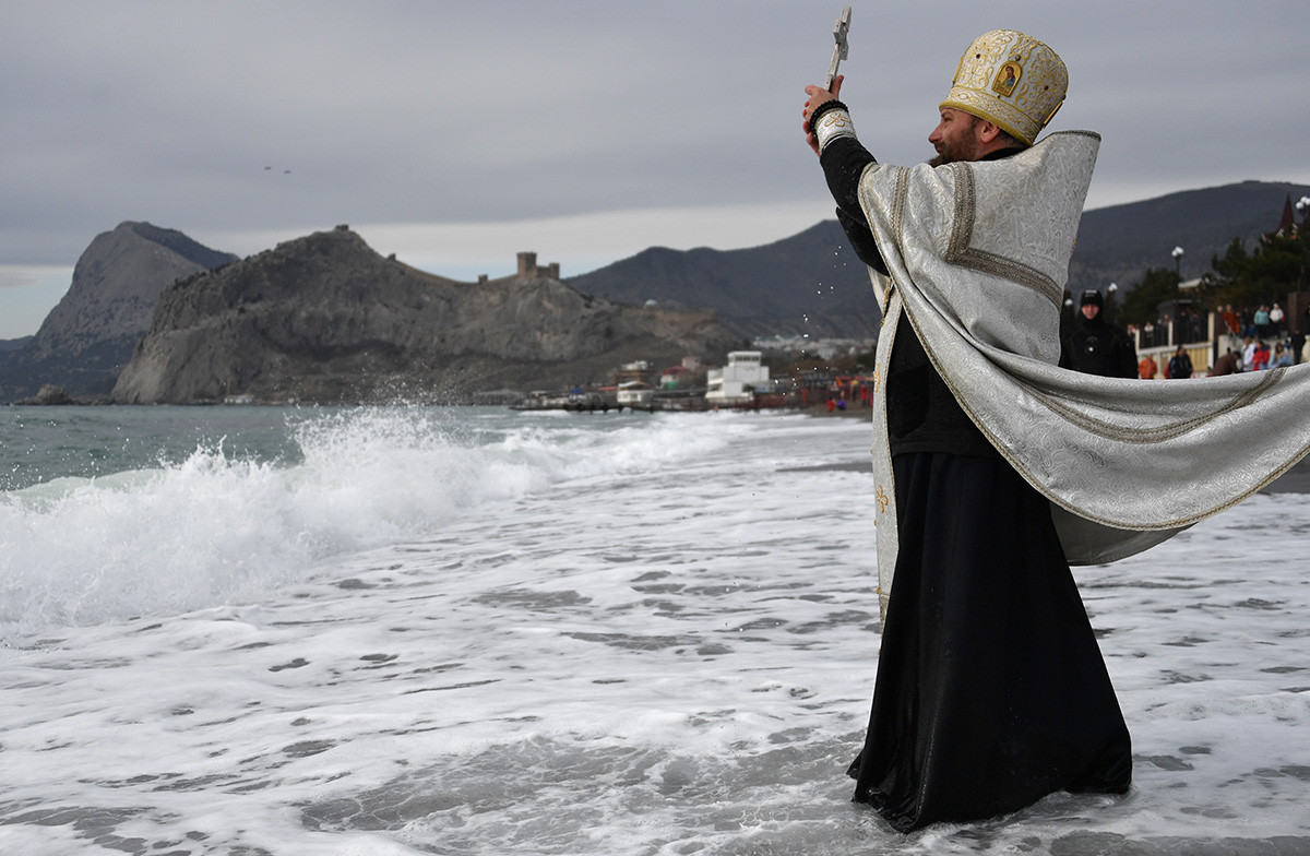 Parfois, il n'est pas nécessaire de faire un trou dans la glace – et les gens se baignent dans la mer comme en Crimée. Les prêtres se contentent de bénir l'eau à l'avance.

