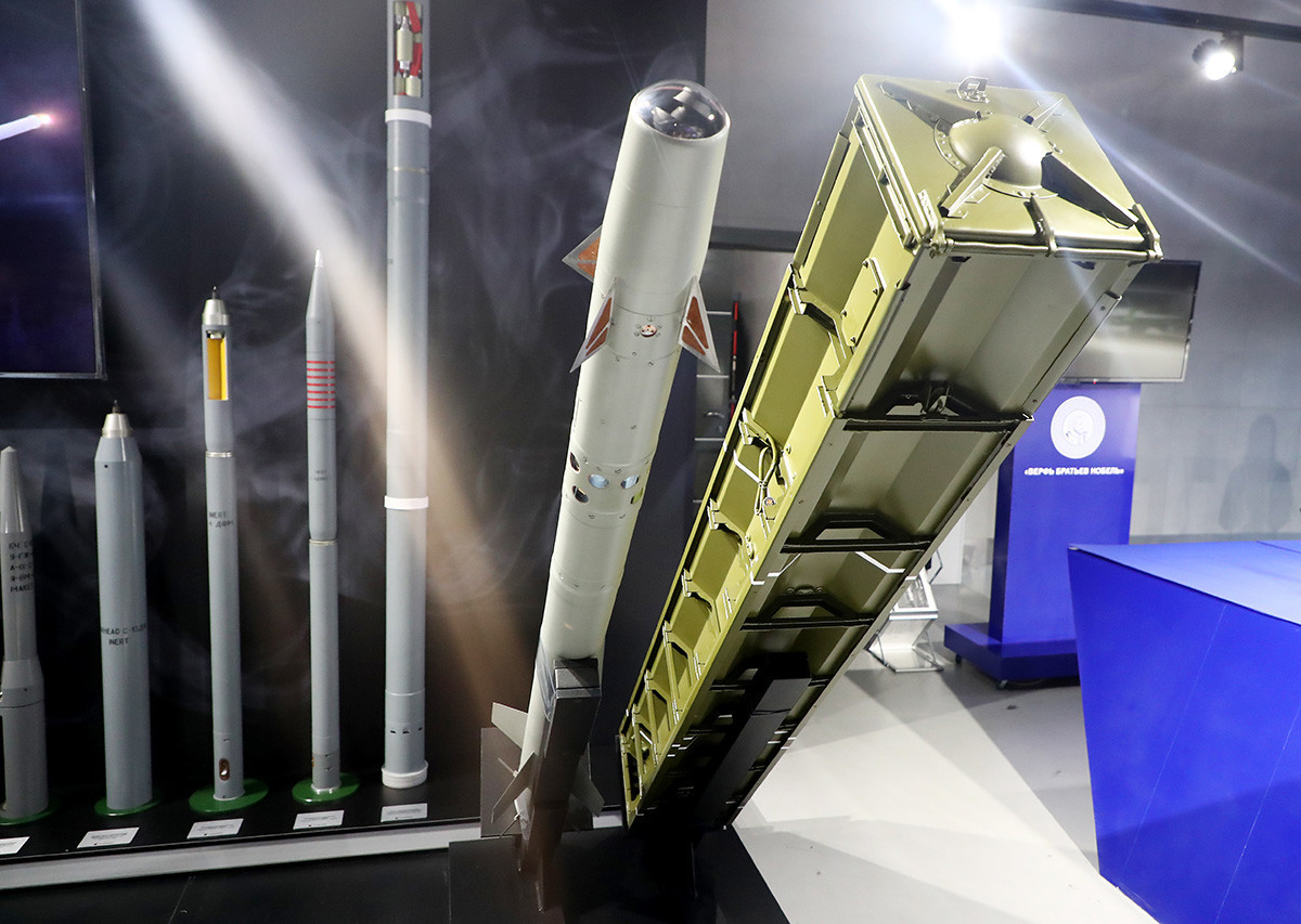 Противвоздушна ракета „Стрела-10“ на изложбата во рамките на Меѓународниот военотехнички форум „Армија 2020“ во изложбениот центар „Патриот“. Русија, Московска област, 24 август 2020.

