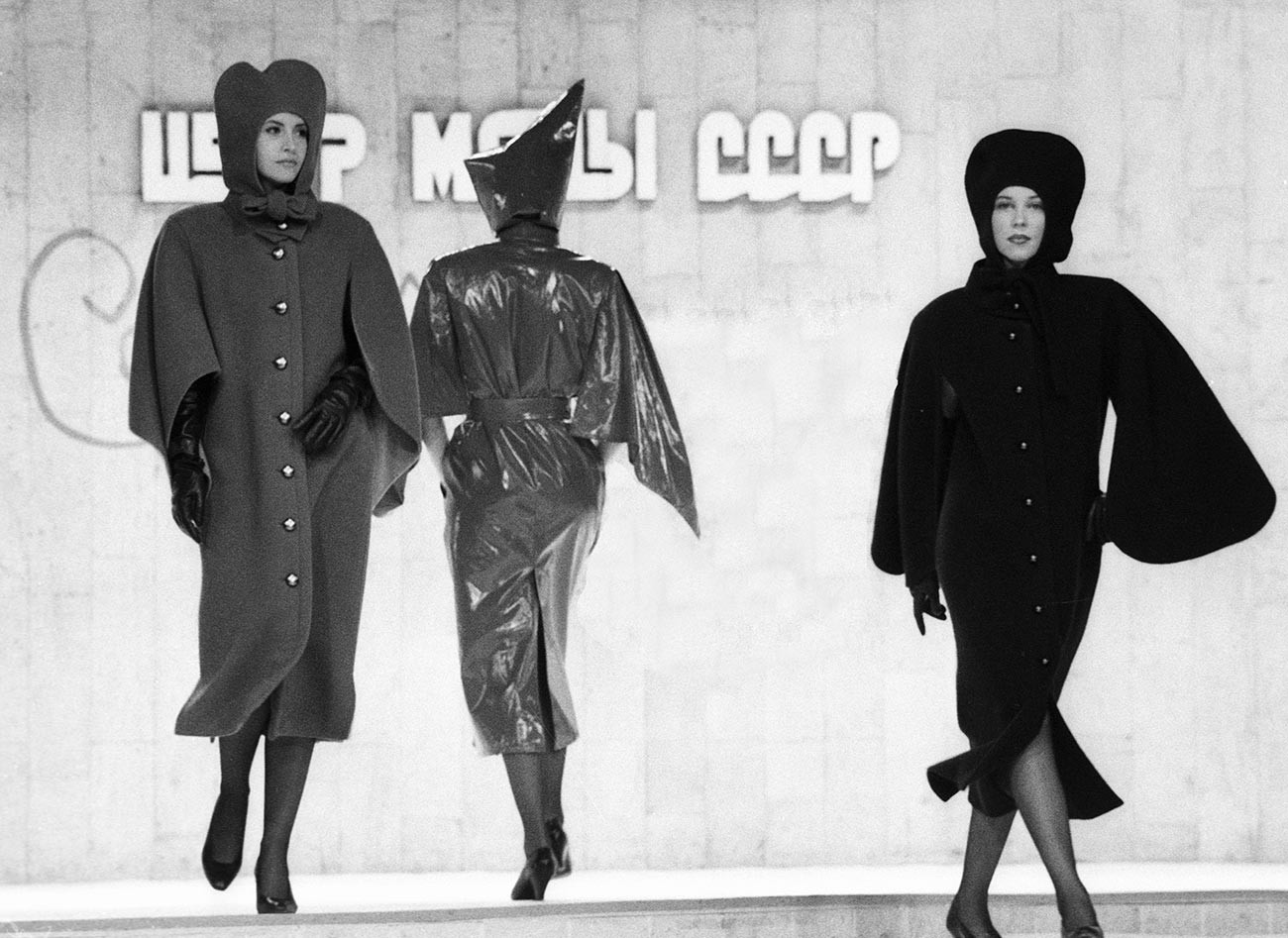 Modelos en la pasarela mostrando abrigos en el desfile del diseñador francés Pierre Cardin en Moscú, 1989