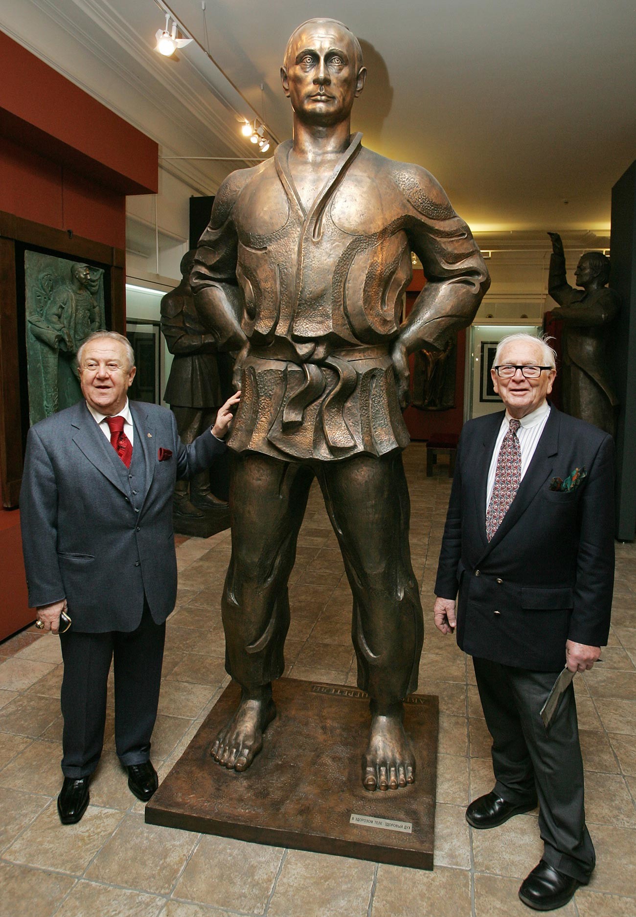 El escultor ruso Zurab Tsereteli, su estatua de Vladímir Putin, y Pierre Cardin. Tsereteli le concedió a Cardin el título de miembro honorario de la Academia Rusa de las Artes, 2008