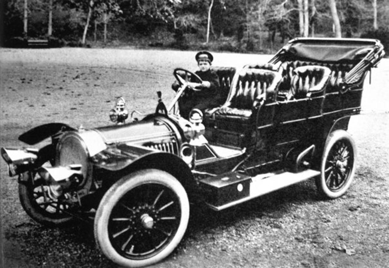 Mobil Delaunay-Belleville (1909) milik keluarga Kekaisaran. Anak laki-laki di belakang kemudi adalah Tsarevich Aleksei Romanov, putra Nikolai.