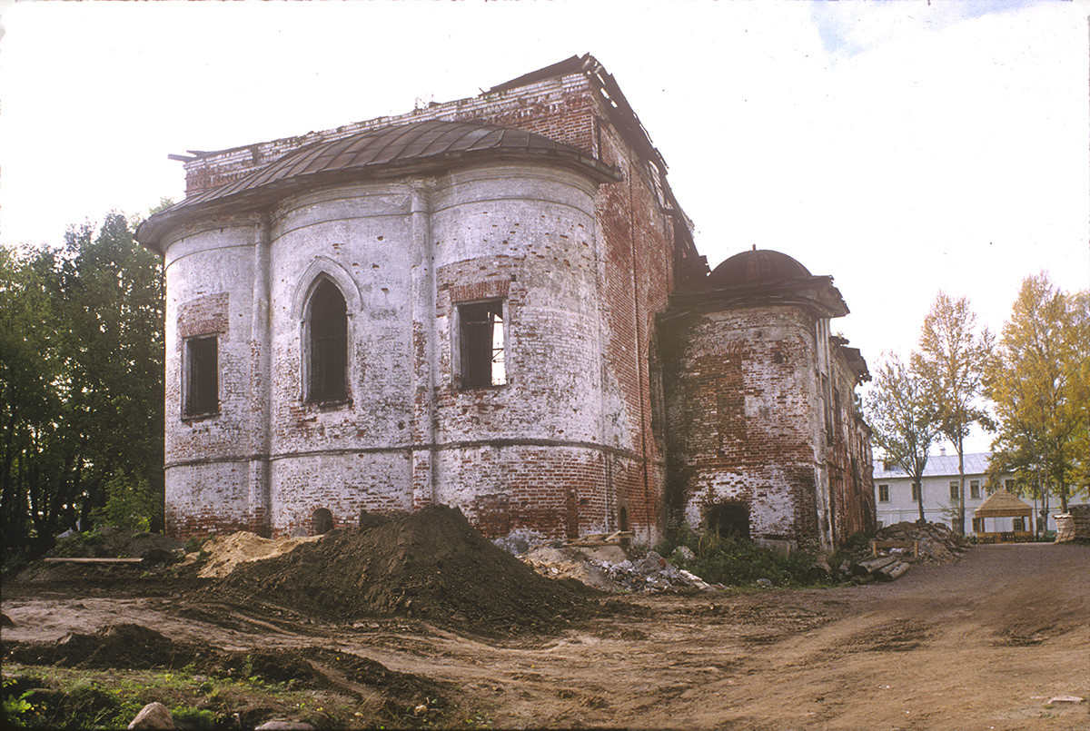 Руини от Въздвижение на Светия Кръст Господен, Изглед изток. Снимка: Уилям Бръмфийлд, 3 октомври 1992 г.