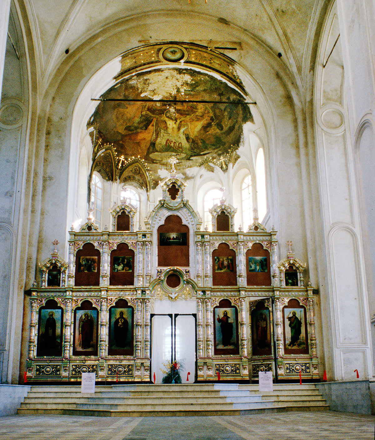 Catedral de la Elevación de la Cruz. Interior, vista este hacia la pantalla de iconos y el ábside central. 27 de agosto de 1999.